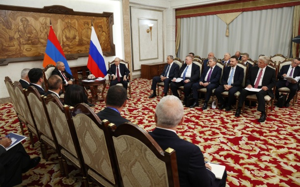 Переговоры Путина и Пашиняна длились около часа