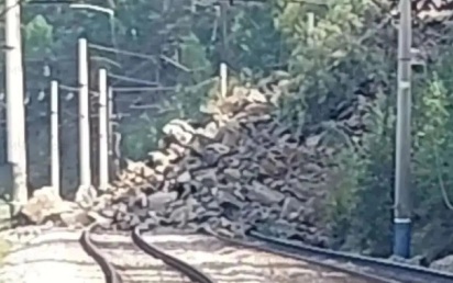 В Забайкалье кусок скалы рухнул на железную дорогу