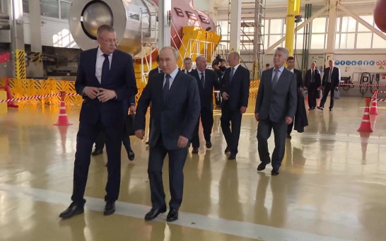 Появились кадры визита Путина на судостроительный комплекс "Звезда"