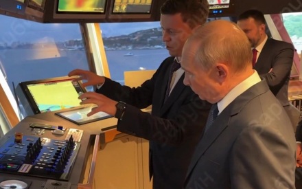 Путин во Владивостоке посетил рыболовецкий траулер "Капитан Юнак"