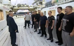 Рыбаки с "Капитана Юнака" рассказали Путину об отличных условиях на их судне