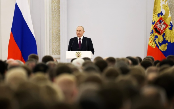Путин поблагодарил ветеранов и офицеров за работу с молодым поколением