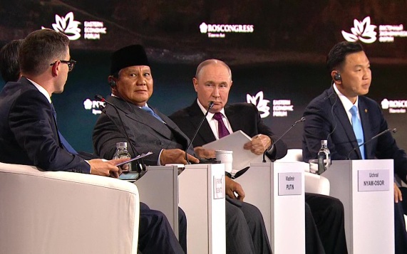 Началось пленарное заседание ВЭФ с участием Путина