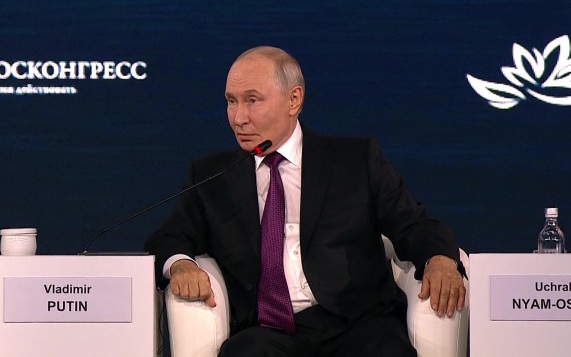 Путин: кабмин и ЦБ в экономической политике проходят "между Сциллой и Харибдой"