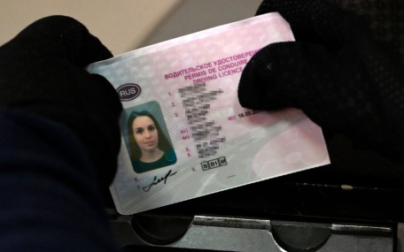 Автоэксперт рекомендовал водителям вместе с QR-кодом иметь бумажную копию прав