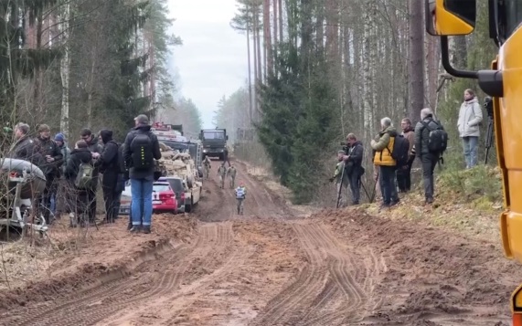Азаров пояснил, зачем власти Литвы хотят копать рвы на границе с Россией