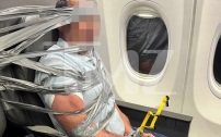 Авиадебошира замотали скотчем после драки на борту самолета