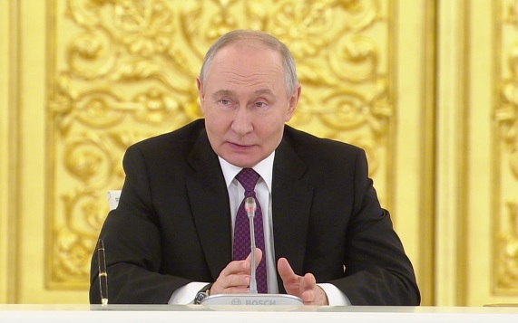 Путин: десятки тысяч москвичей сражаются в зоне СВО