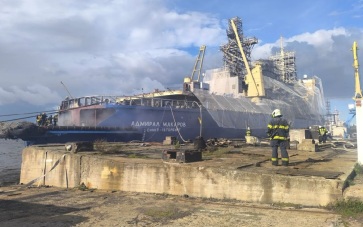В Кронштадте загорелось судно "Адмирал Макаров"