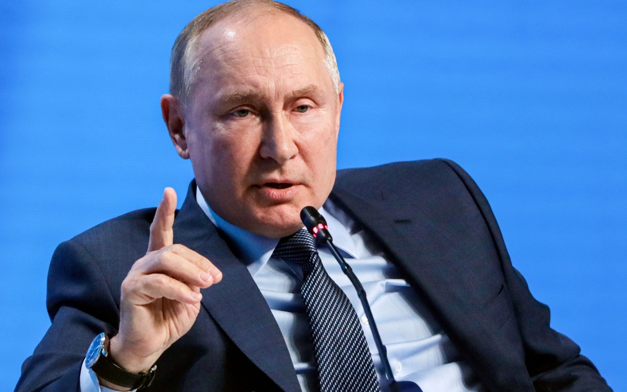 Путин назвал нефтегазовый сектор основой экономики России