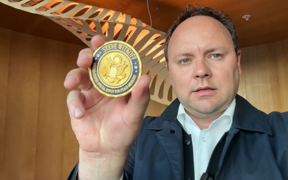 Привезенной Уиткоффом в Москву именной монеты нет в свободной продаже