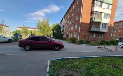 Во дворе дома в Омске 65-летний водитель сбил двух детей на велосипеде