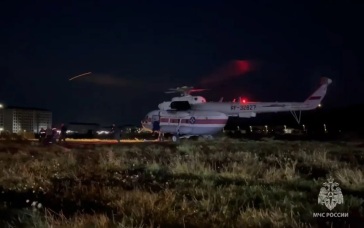 Спасатели МЧС эвакуировали на вертолете трех пострадавших альпинистов в КБР