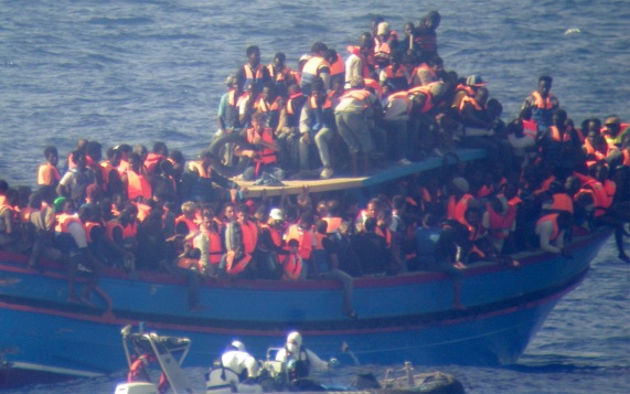 Sky News: Британия перехватила лодку со 140 нелегальными мигрантами
