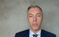 Шмидт заявил, что падение рейтинга Мерца связано с поддержкой Киева