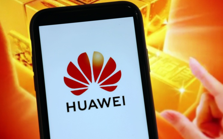 В Huawei презентовали их первый складывающийся втрое смартфон