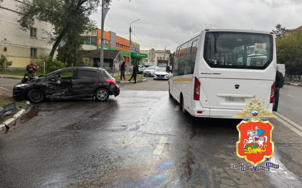 В подмосковном Раменском столкнулись иномарка и микроавтобус, есть пострадавшие