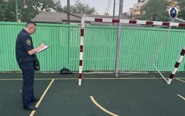 Мальчик получил травмы от упавших футбольных ворот на площадке во Владивостоке