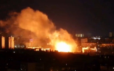 В Киеве огонь охватил логистические центры "Новой почты" и цеха ВПК