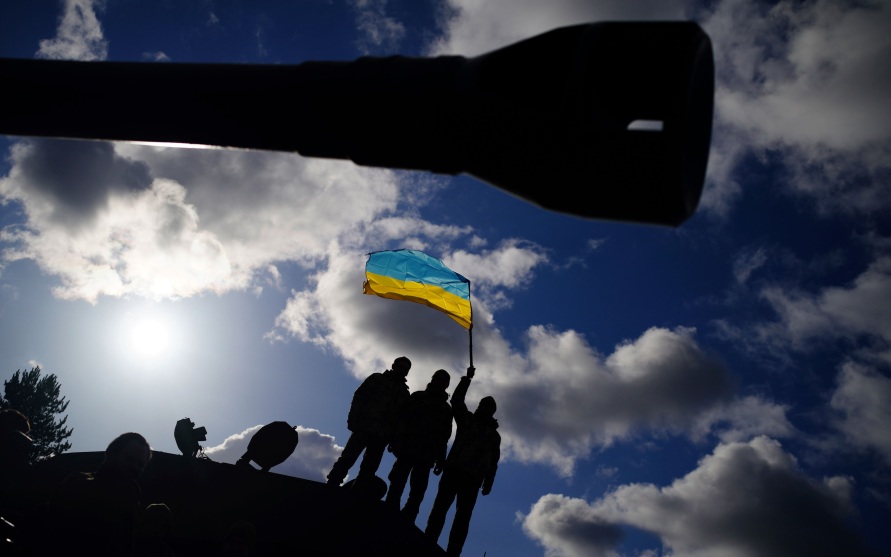 Украину назвали полем боя США и Европы