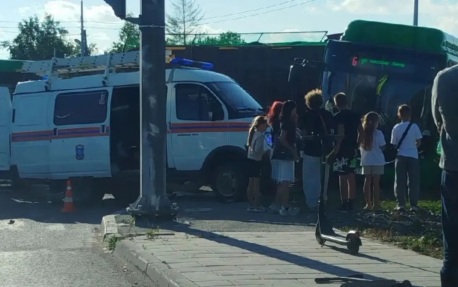 На Сахалине три человека пострадали в ДТП с автобусом и самосвалом