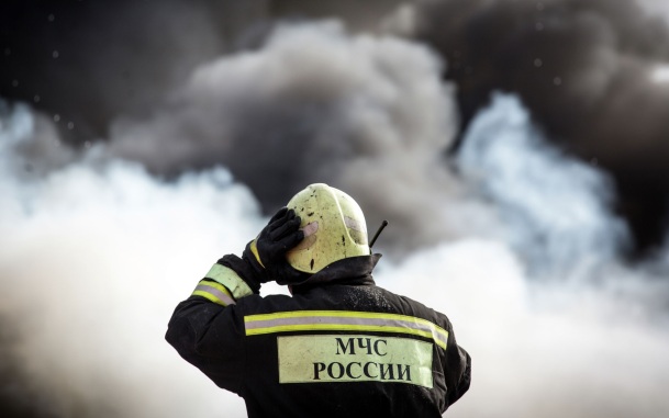 МЧС: пожарные ликвидируют возгорание в одной из школ в Тюмени