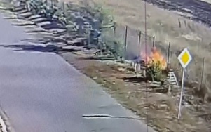 В Оренбурге трое детей устроили пожар на территории ЖК, бросив петарду в траву