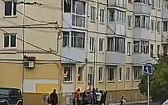 Дорожники рассказали, как спасли девочку и маму из горящей квартиры в Мурманске