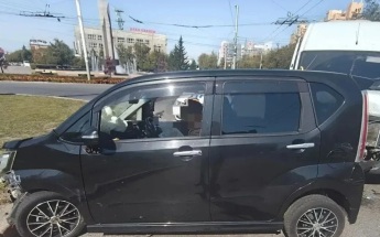 Несколько человек пострадали при столкновении микроавтобуса и авто в Иркутске