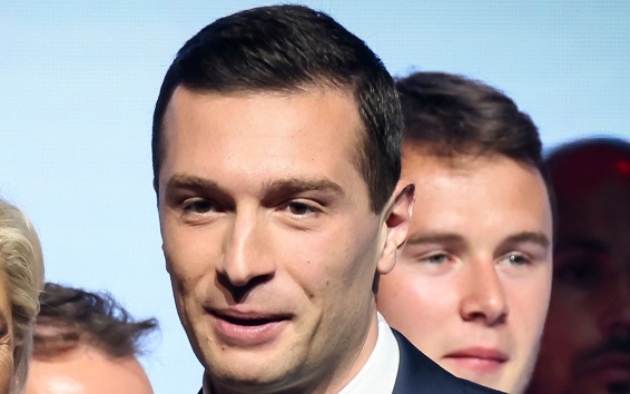 Лидера "Нацобъединения" забросали чесноком во Франции