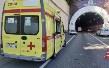 В Сочи перед въездом в тоннель произошло ДТП с участием 3 транспортных средств