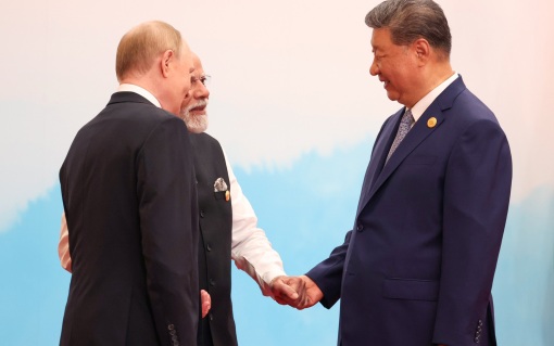 Путин, Си Цзиньпин и Моди пообщались "на ногах" на саммите БРИКС