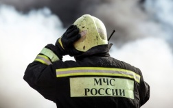 В Москве загорелся припаркованный грузовой автомобиль