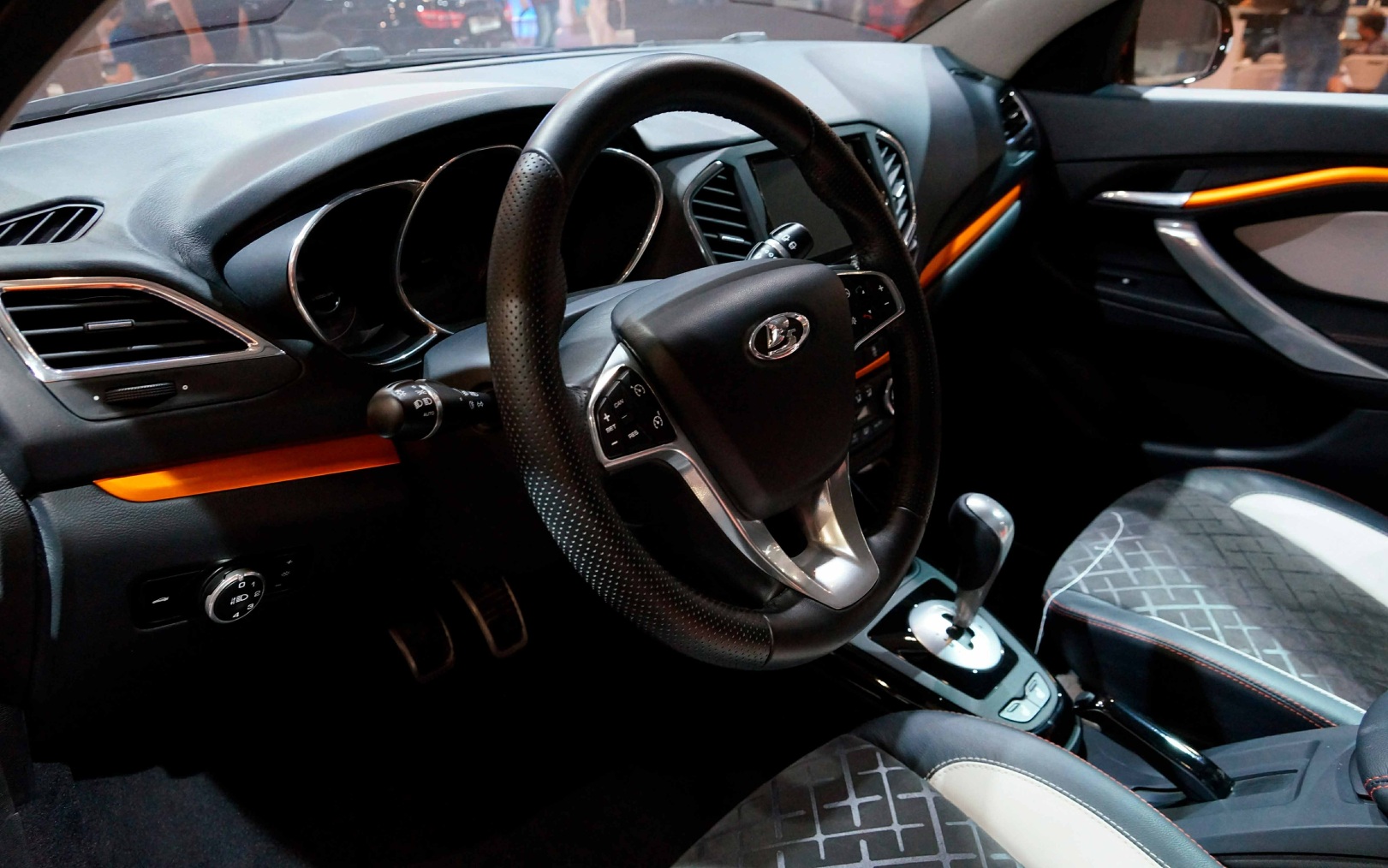 Россия начала поставлять легковые автомобили в Оман
