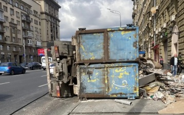 На проспекте Мира перевернулся грузовик с мусором