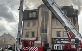 В Новороссийске возник пожар, движение транспорта на ряде улиц перекрыто