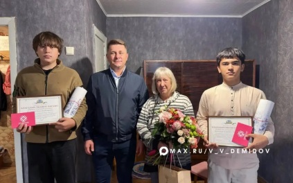 В Белгороде наградили двух подростков, которые помогли соседке после атаки ВСУ