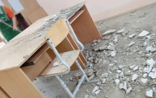 В школьном классе в Копейске с потолка обрушилась штукатурка