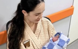 Жительница Нового Уренгоя, родившая на борту самолета, дала сыну необычное имя