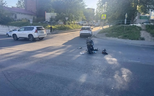 Подросток пострадал в результате ДТП мопеда и автомобиля во Владивостоке