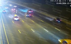 Женщина чудом уцелела в ДТП с опрокидыванием на МКАД