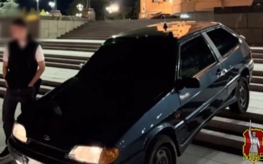 В Волгограде водитель припарковал машину на ступенях собора