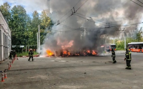 Электробус сгорел посреди улицы в Нижнем Новгороде
