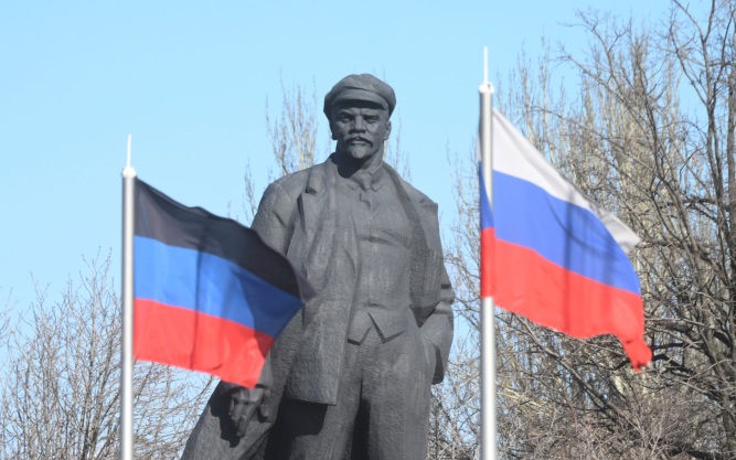В Кургане "Газель" врезалась в памятник Ленину, он треснул