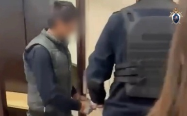 Мужчина напал на пару в дворе дома в Воскресенске и пытался изнасиловать девушку