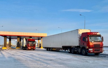 Власти сократят время досмотра грузового транспорта на границе РФ с 50 до 10 мин