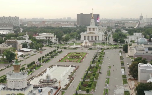 14 человек застряли на 40-метровой высоте из-за поломки аттракциона на ВДНХ