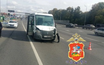 Водитель Infiniti врезался в автобус в Балашихе и скрылся, пострадали четверо