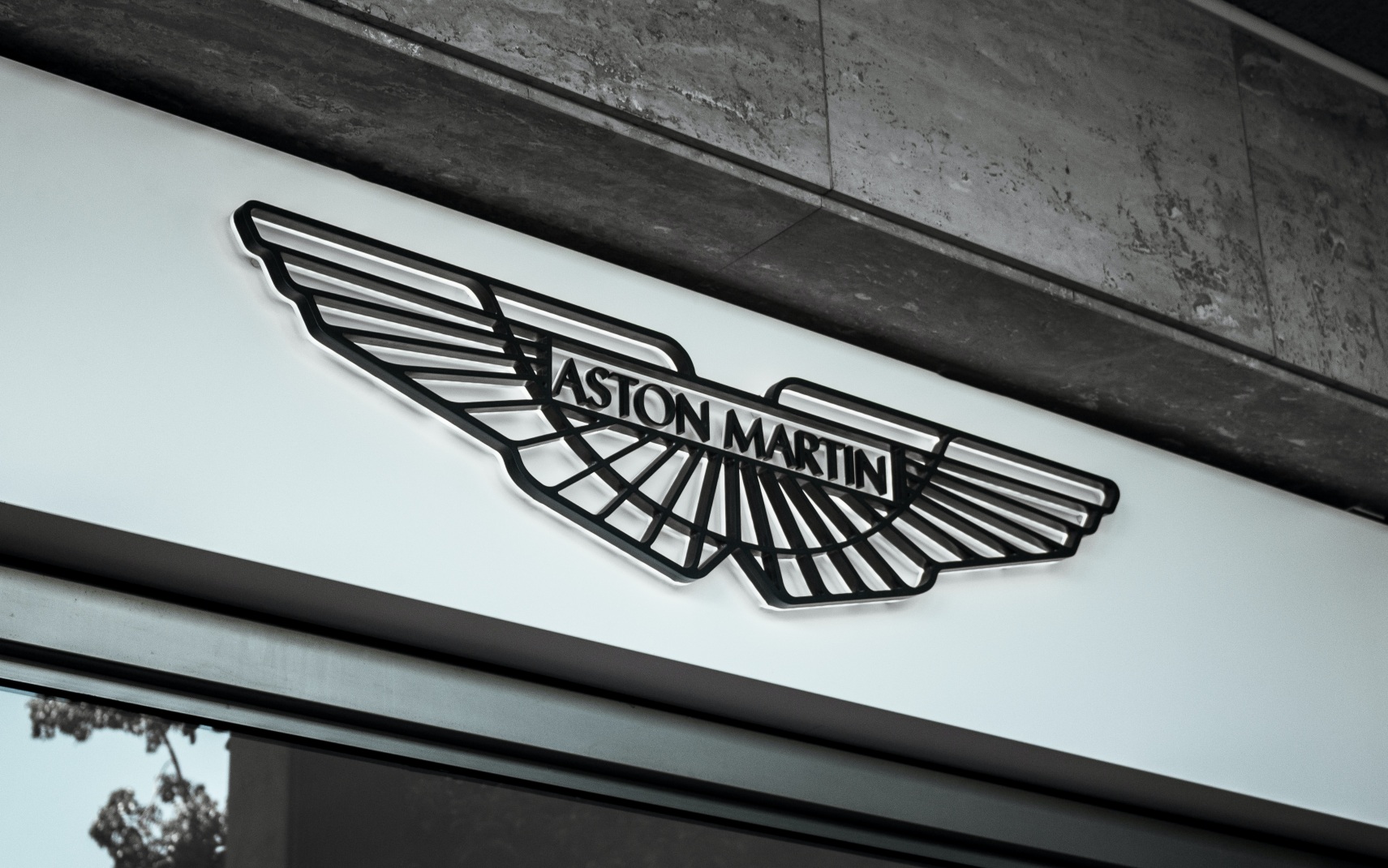 Aston Martin представил первый мотоцикл AMB 002 Roadster