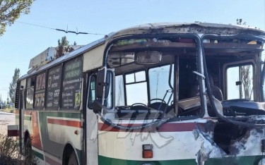 Число пострадавших при атаке дрона ВСУ на автобус в Горловке выросло до 12